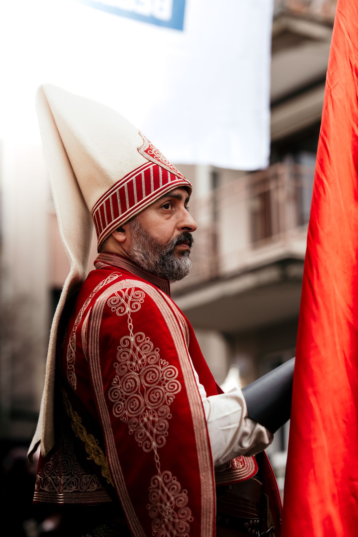 Hombre con vestimenta medieval ornamentada durante un evento histórico