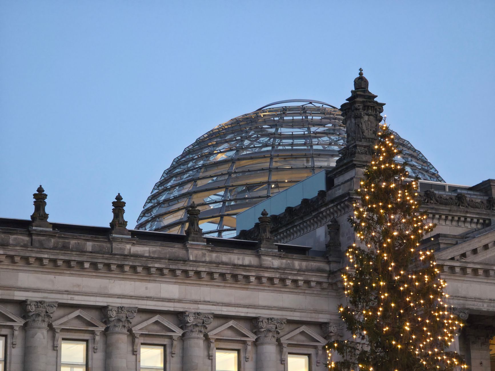 Pfiffe und Buhrufe für Merz beim DGB-Kongress wegen Sparplänen