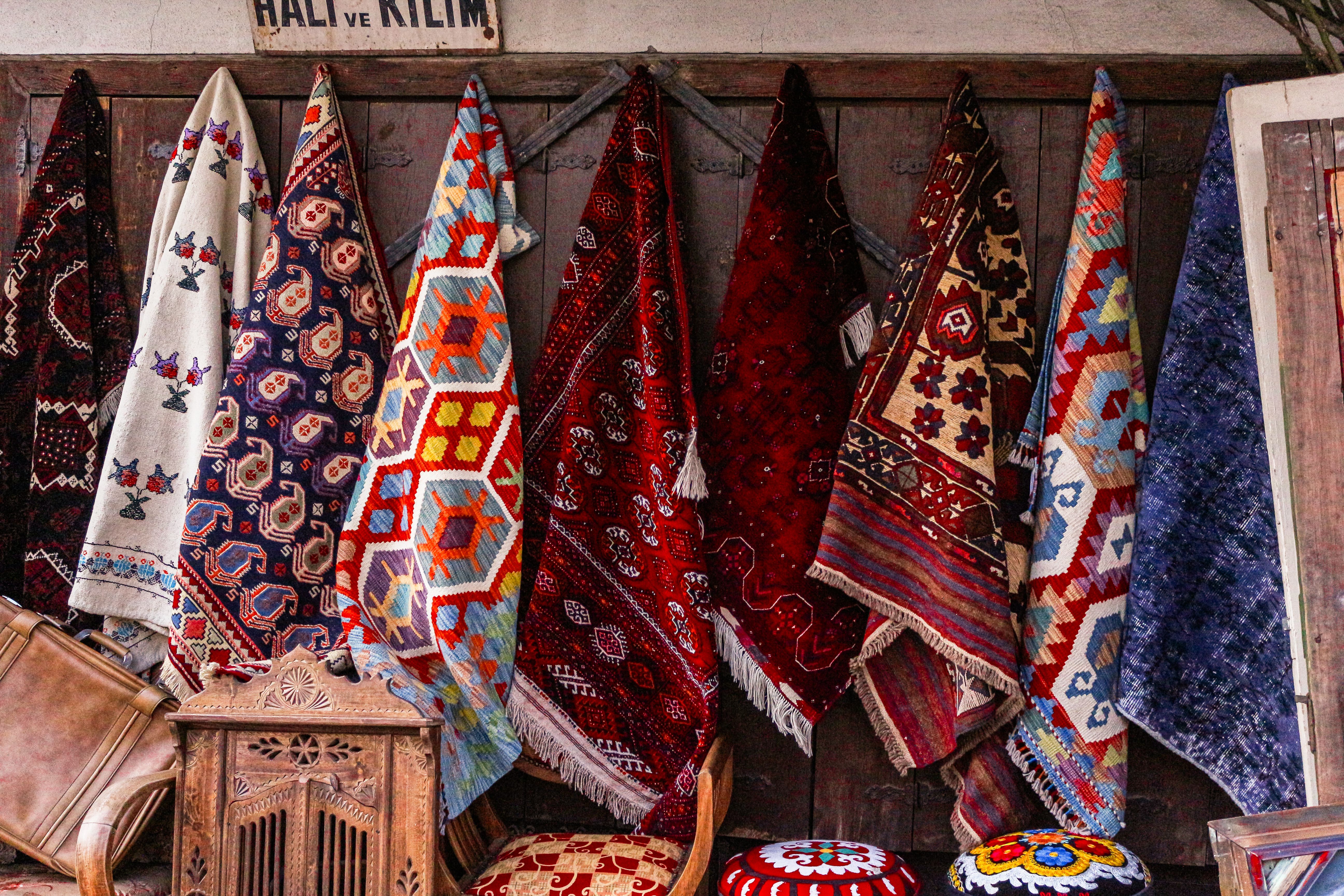 Doğal ahşap detaylar, el dokuması Anadolu kilimi ve toprak tonlarındaki dekoratif objelerle harmanlanmış huzurlu bir ev ofis tasarımı.