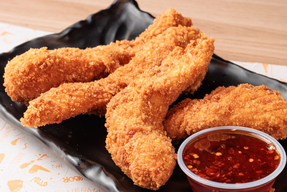 Alas de pollo congeladas y tiras de pollo en bandeja
