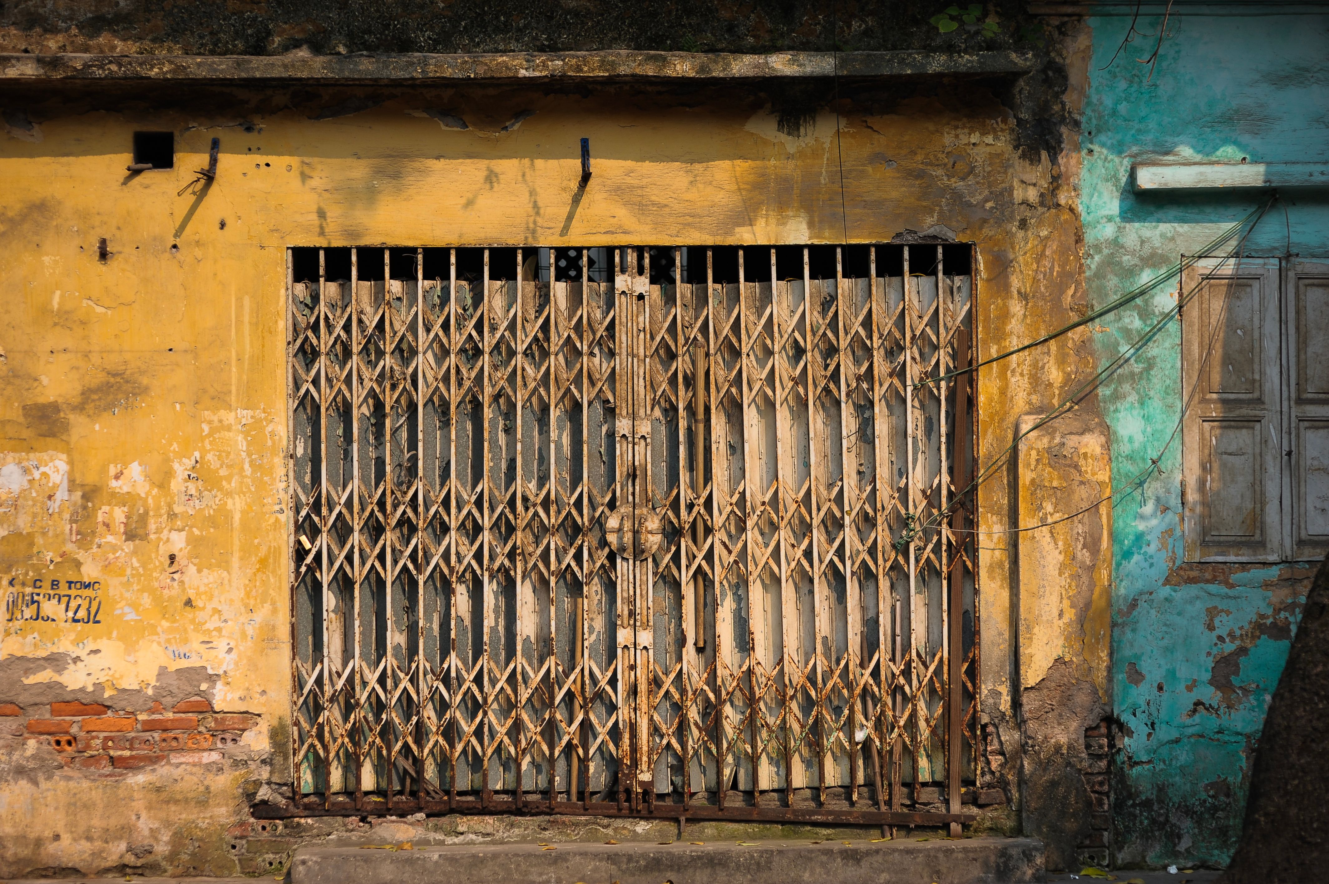 Vintage Rusty Gate on Old Painted Building · Free Stock Photo