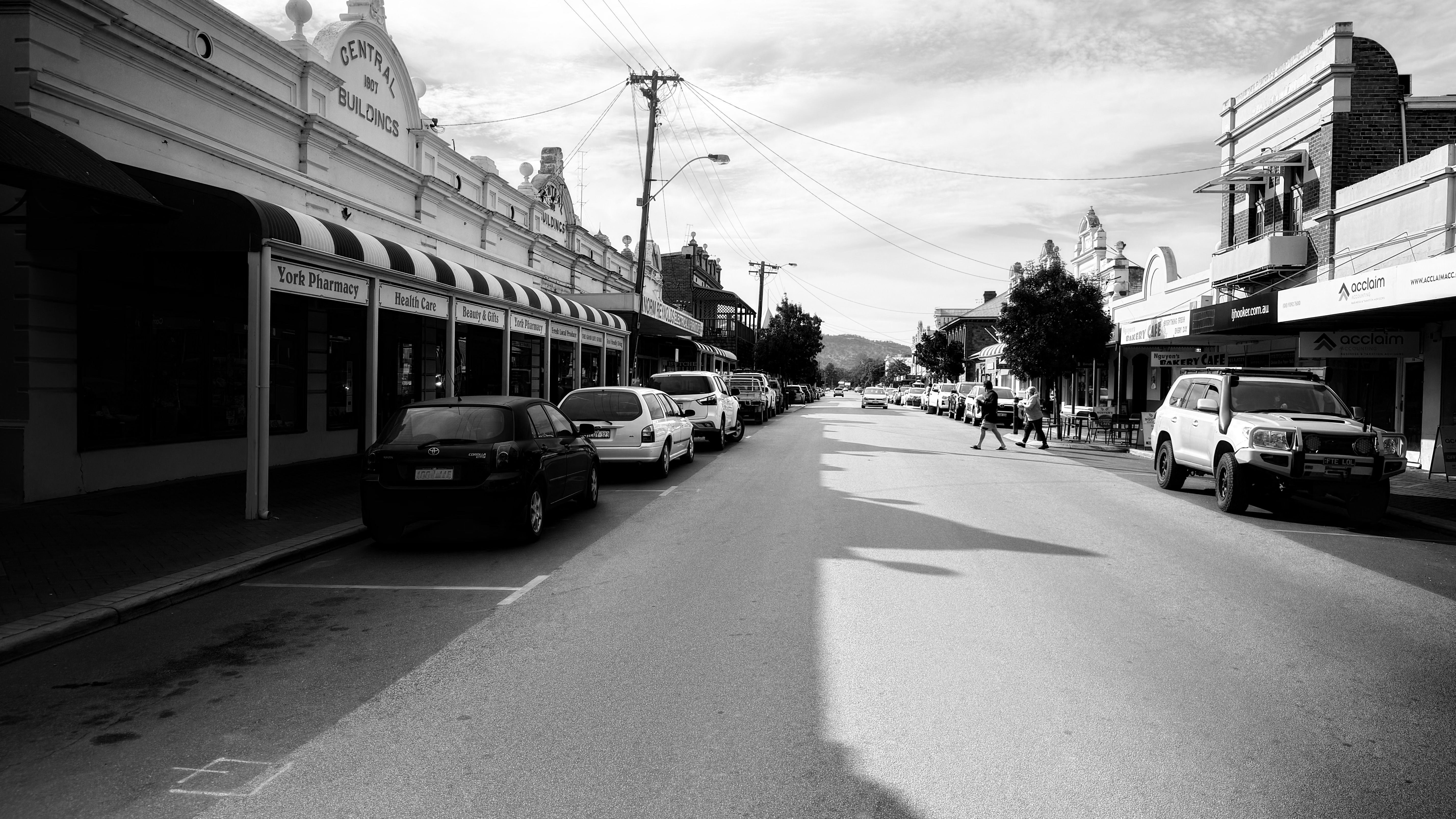 Charming Black and White Street Scene in Historic Town · Free Stock Photo