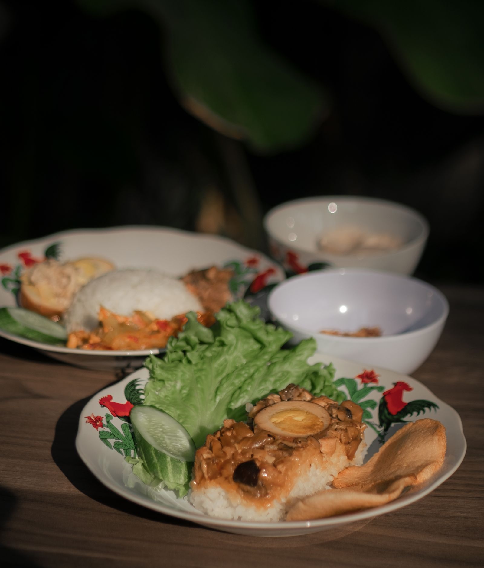 Perempuan memilih sayuran saat berbelanja bahan makanan