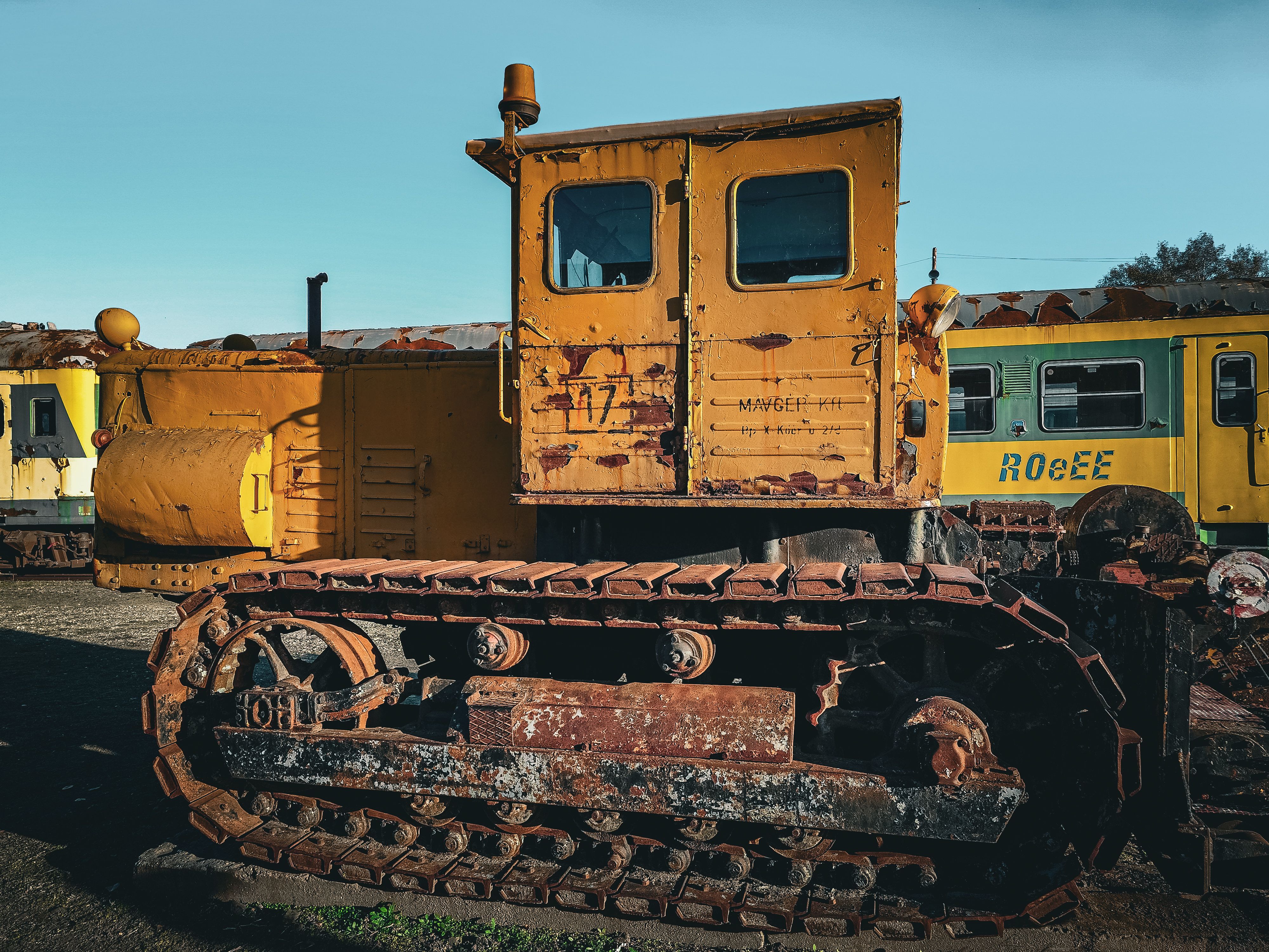 Tractor Vintage Ruginit în Depozitul De Tren Din Budapesta · Imagine de ...
