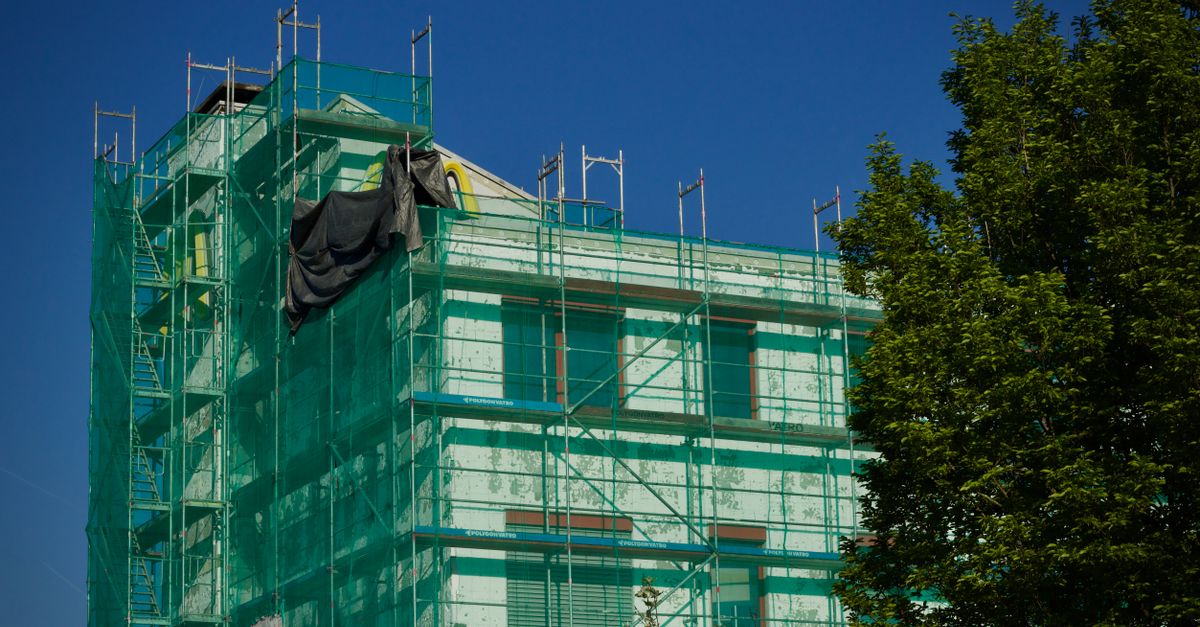 Gebäude in Renovierung mit grünem Gerüst