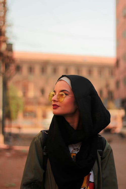 Vrouw In Zwarte Hijab En Geel Lenzenvloeistof