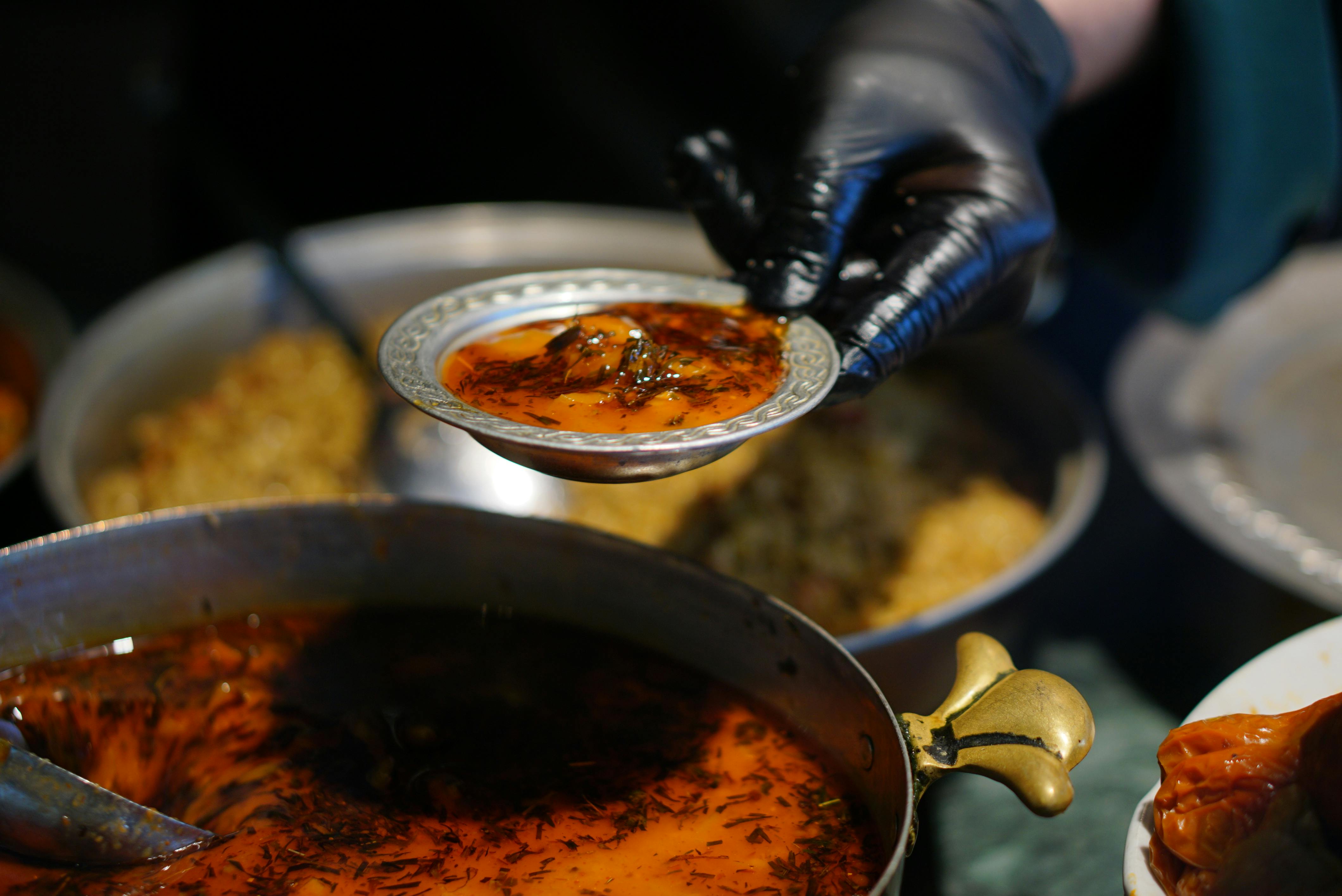 Manos preparando la receta fácil en la cocina, mezclando ingredientes.