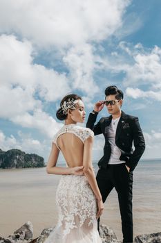 一对优雅的夫妇在越南海防海滩拍摄婚纱照