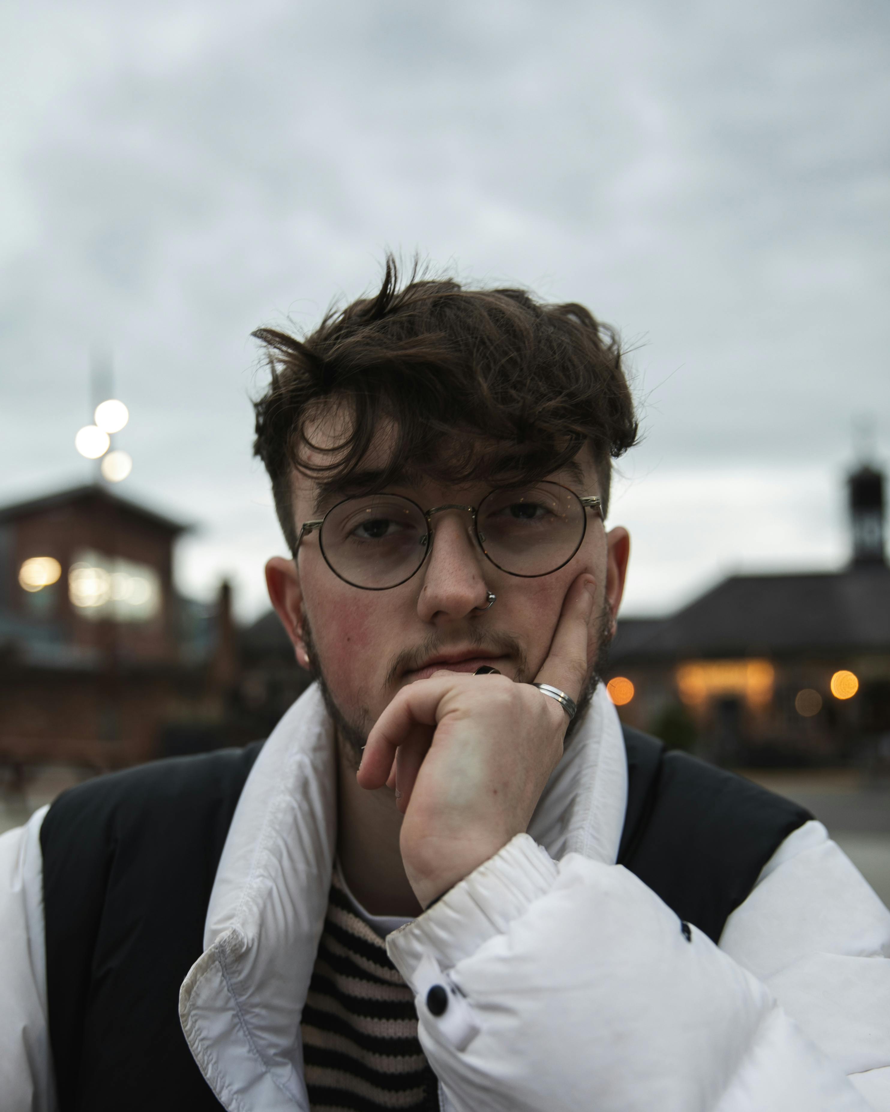 户外年轻人戴眼镜的肖像，展现现代时尚