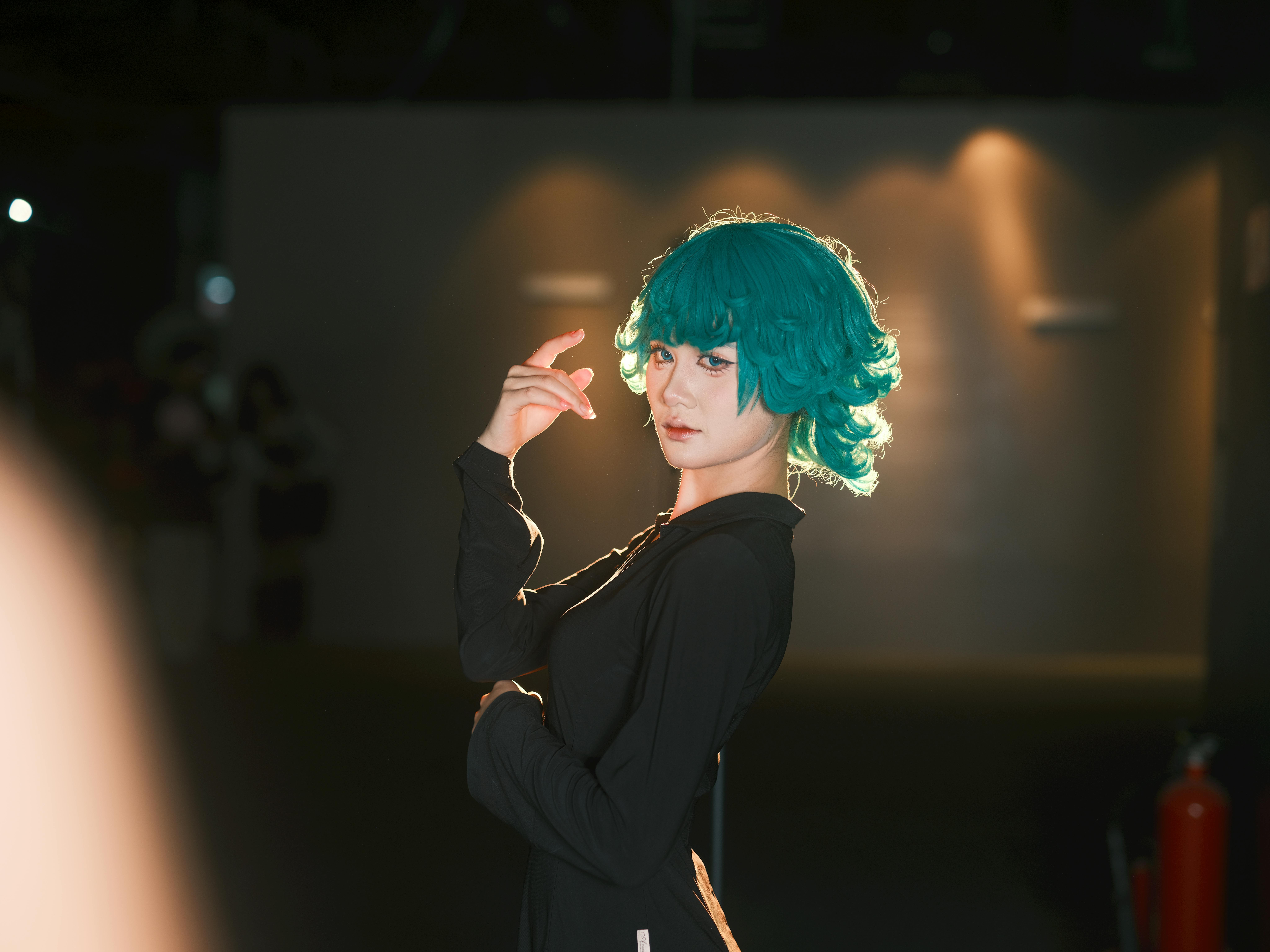 無料 ベトナムの屋内で撮影された、スタイリッシュな服装をした、青緑色の髪の人物の芸術的な肖像写真。 写真素材