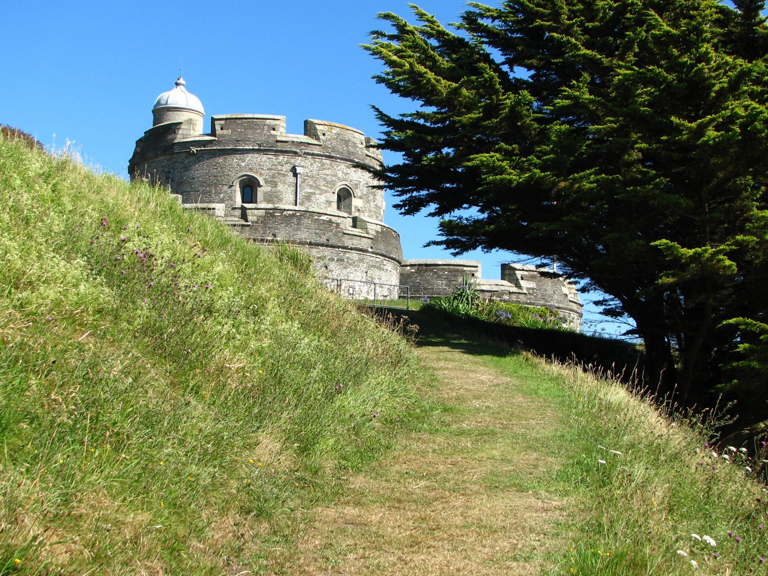 Historic Castle with Stone Walls and Tower · Free Stock Photo