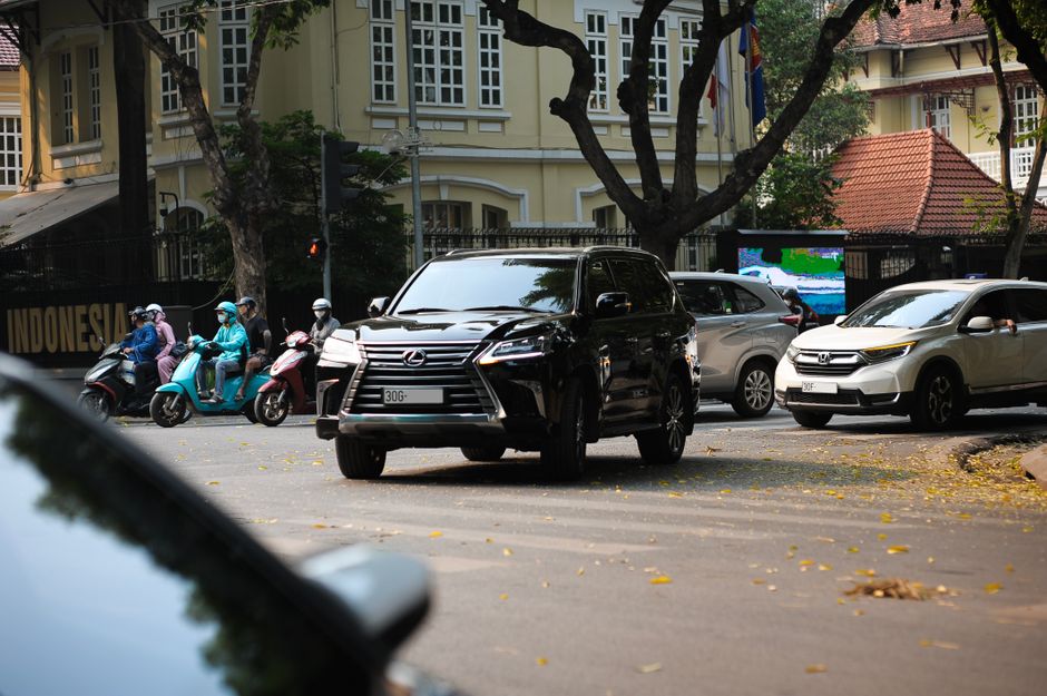 Xe cộ lưu thông trên đường phố Việt Nam