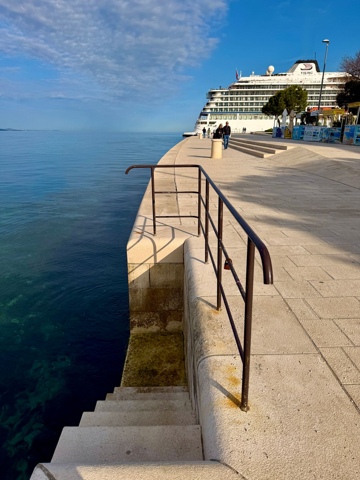 Zadar - faleza Orașului Vechi cu vas de croazieră