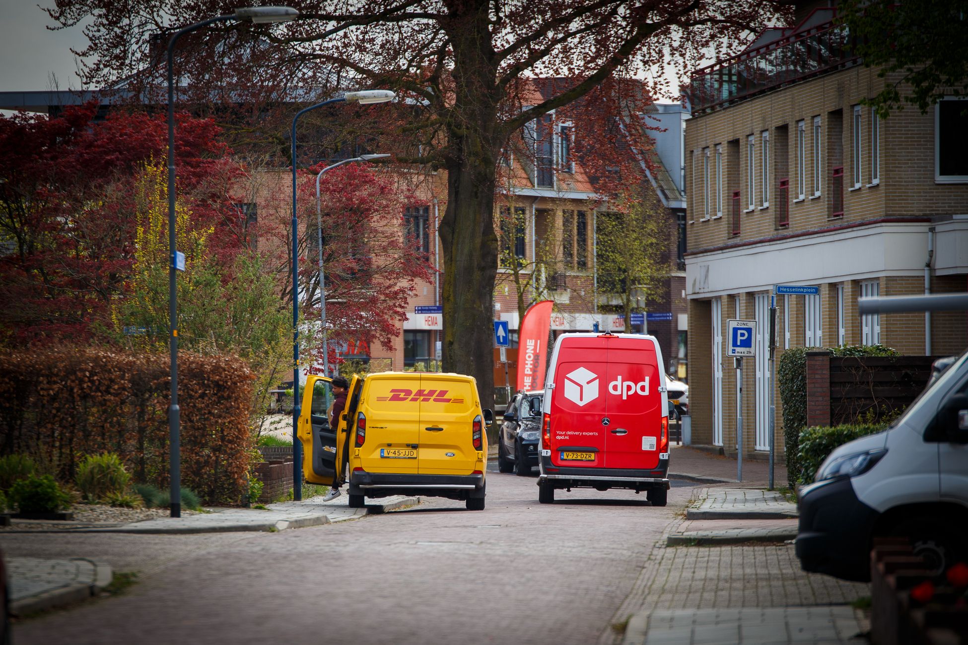 Busje belandt in sloot bij Noordwolde, bestuurder verdwenen