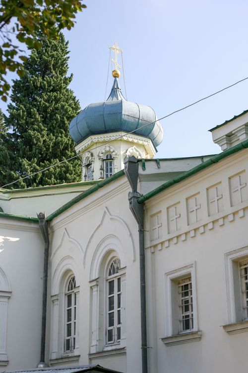 Free A beautiful white Orthodox church with a blue onion dome under a clear sky. Stock Photo