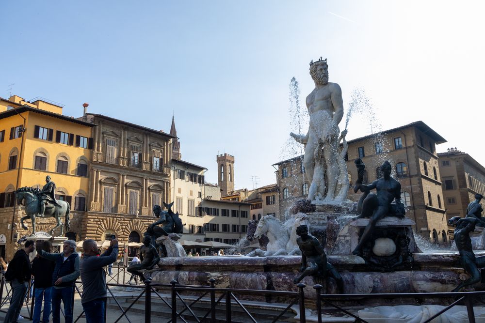 Fântâna lui Neptun și clădirile istorice din Piazza della Signoria, Florența