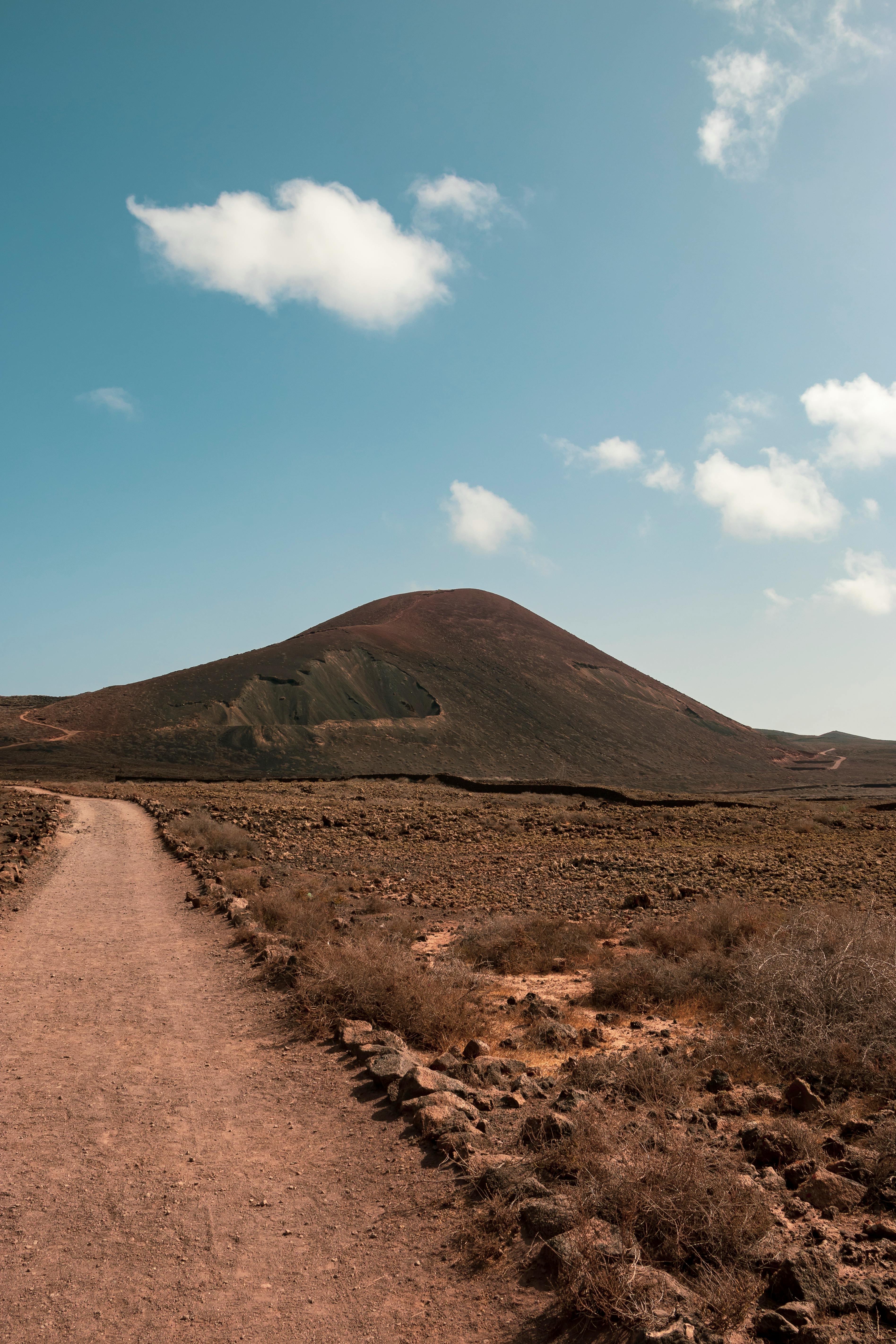 在西班牙，探索拥有火山和清澈蓝天的宁静沙漠