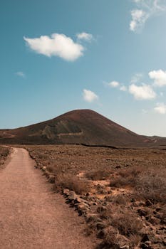在西班牙，探索拥有火山和清澈蓝天的宁静沙漠