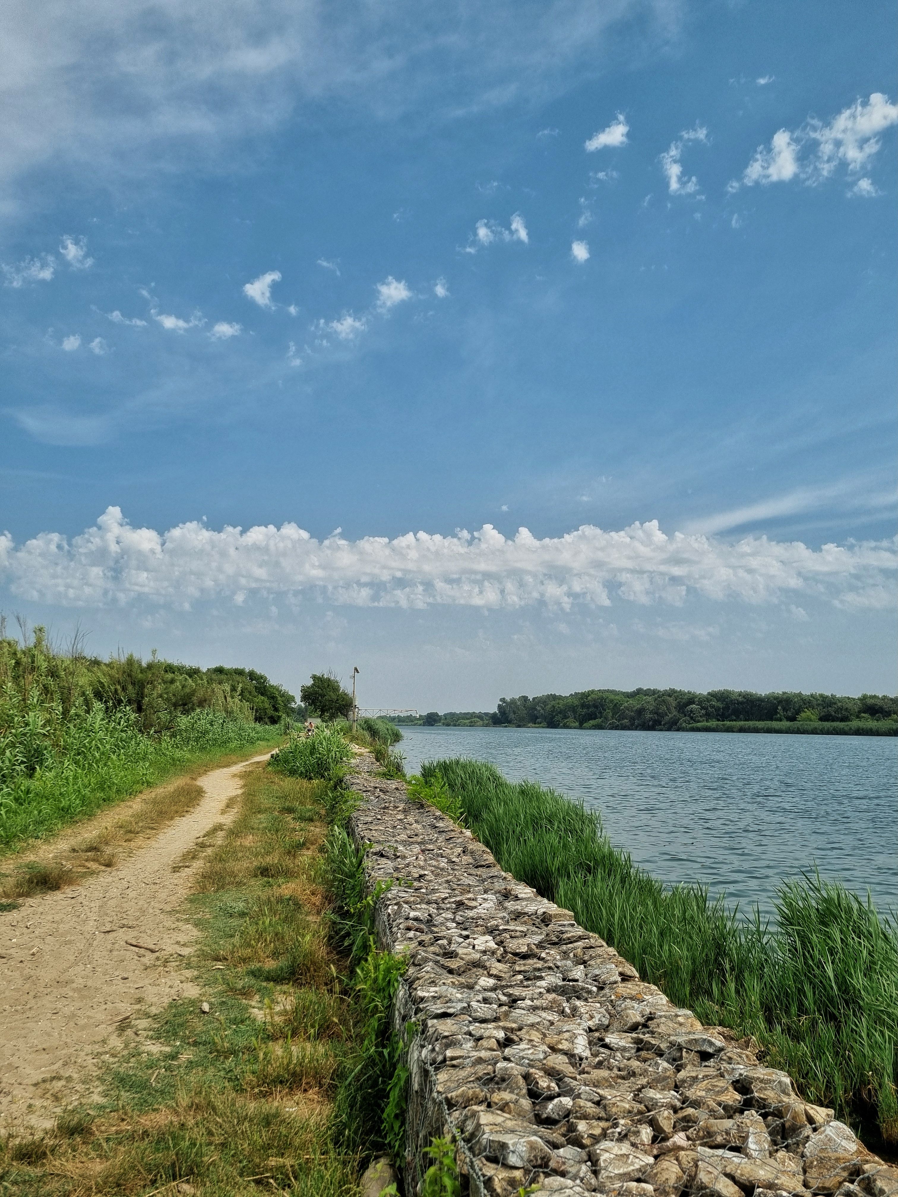 Scenic Riverside Pathway in Pisa, Tuscany · Free Stock Photo
