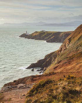 沿着都柏林风景优美的海岸，可以欣赏霍斯黑德悬崖和灯塔的迷人景色