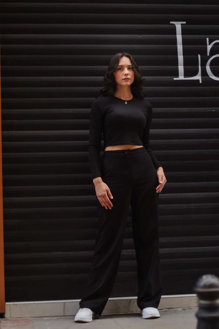 Black crop top with wide trousers and white sneakers — comfy but still put together
#outfitoftheday #black #pants #sneakers