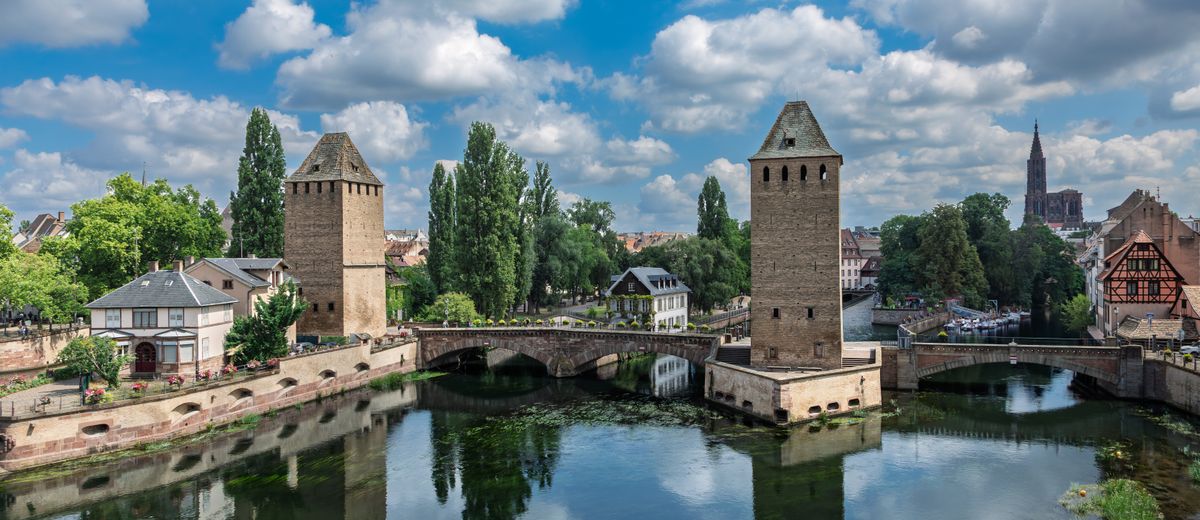 Torres y puentes históricos sobre el río en Estrasburgo