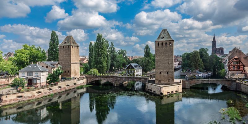 Torres y puentes históricos sobre el río en Estrasburgo