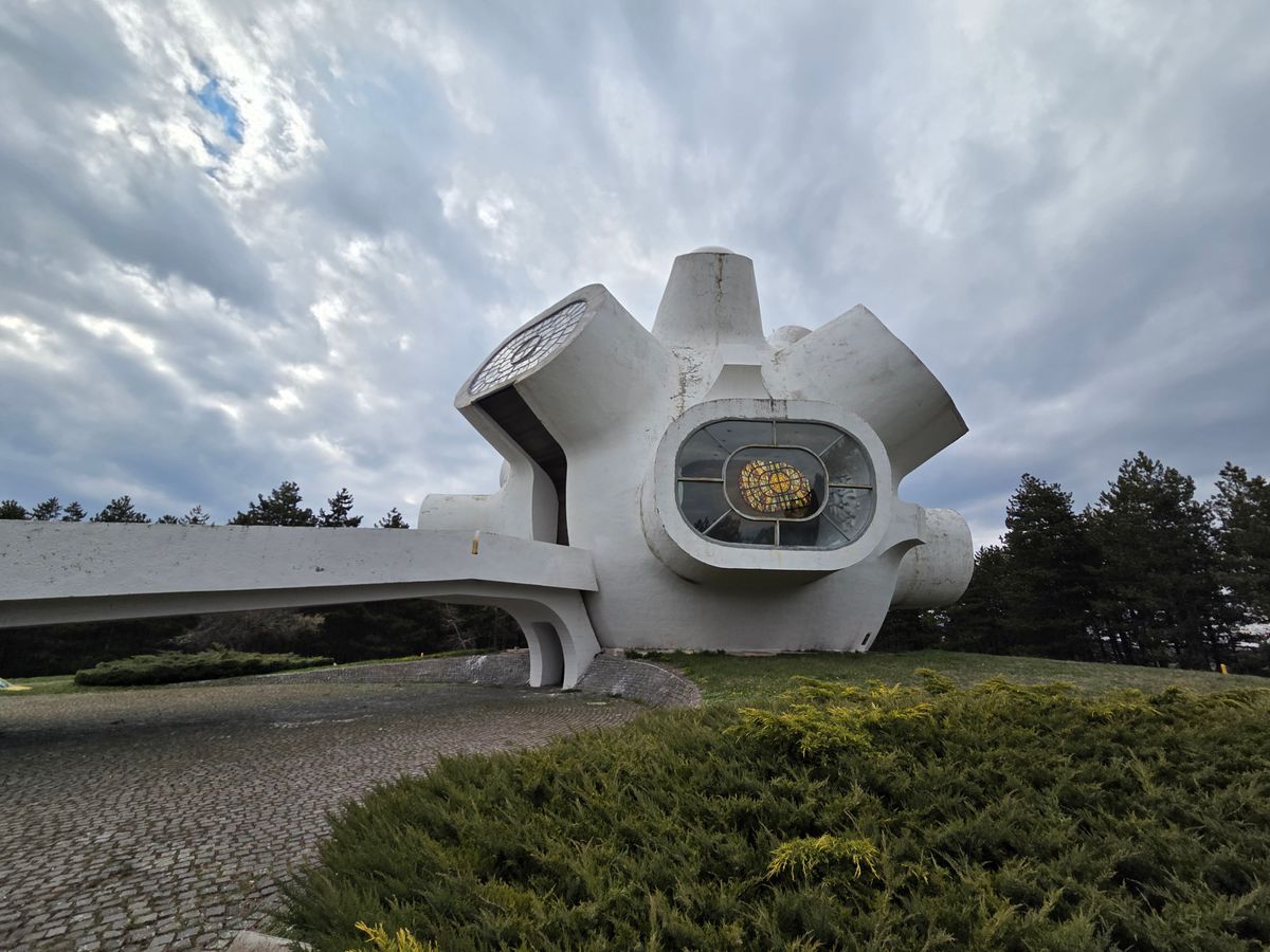 Monumentul Makedonium de la Kruševo, cu forma sa albă și vitraliile rotunde