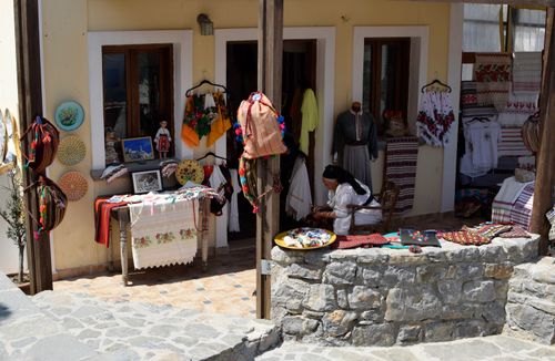 Free Outdoor market stall showcasing colorful handmade crafts and textiles, creating a vibrant and artistic atmosphere. Stock Photo