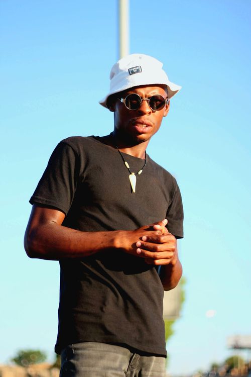 Free Portrait of a young man wearing sunglasses and a hat in Soweto, South Africa. Stock Photo