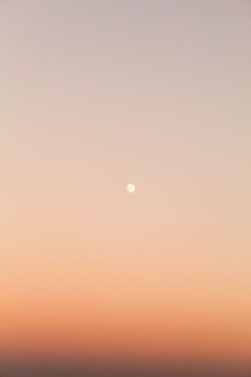 Free A captivating minimalist scene featuring the moon against a gradient twilight sky. Stock Photo