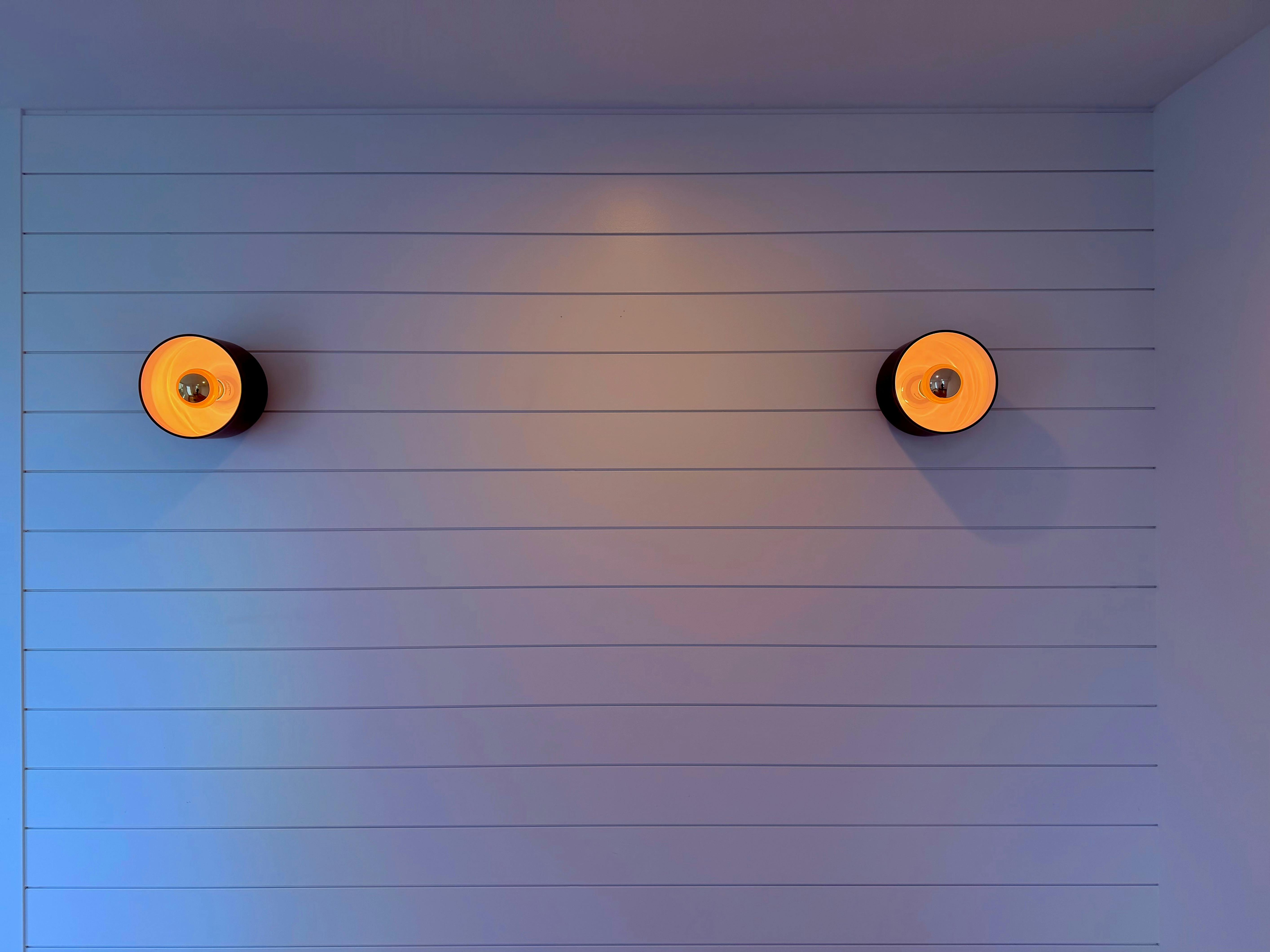 Wandleuchte mit sichtbarem Textilkabel und sauberer Kabelführung entlang der Wand in einer Altbauwohnung