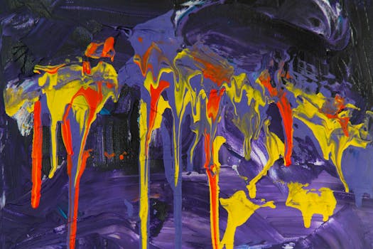 画布上，黄色和紫色的丙烯颜料动态飞溅，展现出充满活力的当代艺术