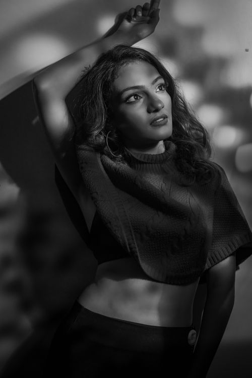 Free Elegant black and white portrait of a young woman in Hyderabad, India, striking a dramatic pose. Stock Photo