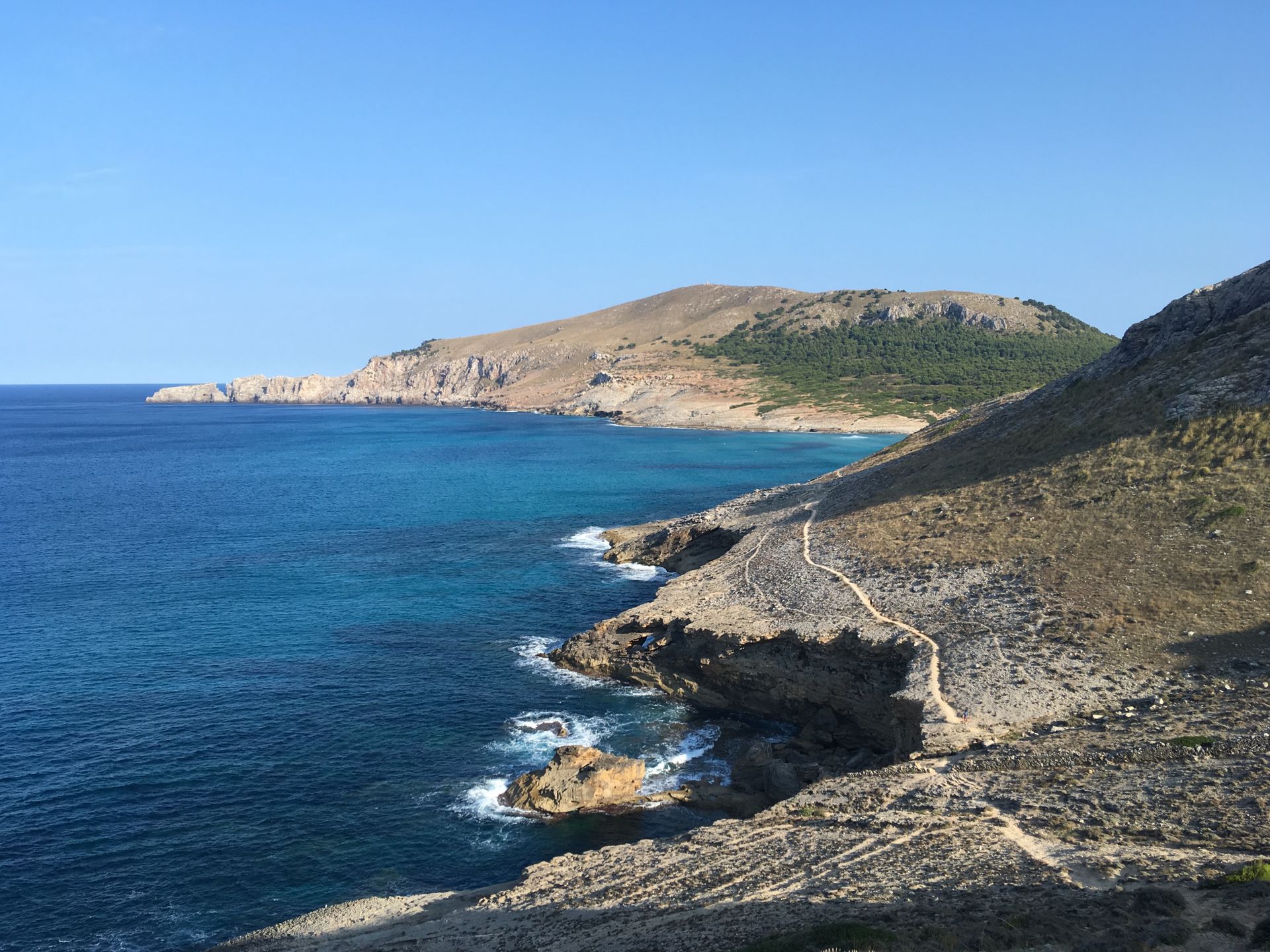 Mallorca'da gündüz Akdeniz kıyısındaki kayalıklar