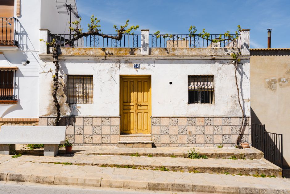 Fachada de una encantadora casa rústica en Setenil de las Bodegas, España, en un día soleado.