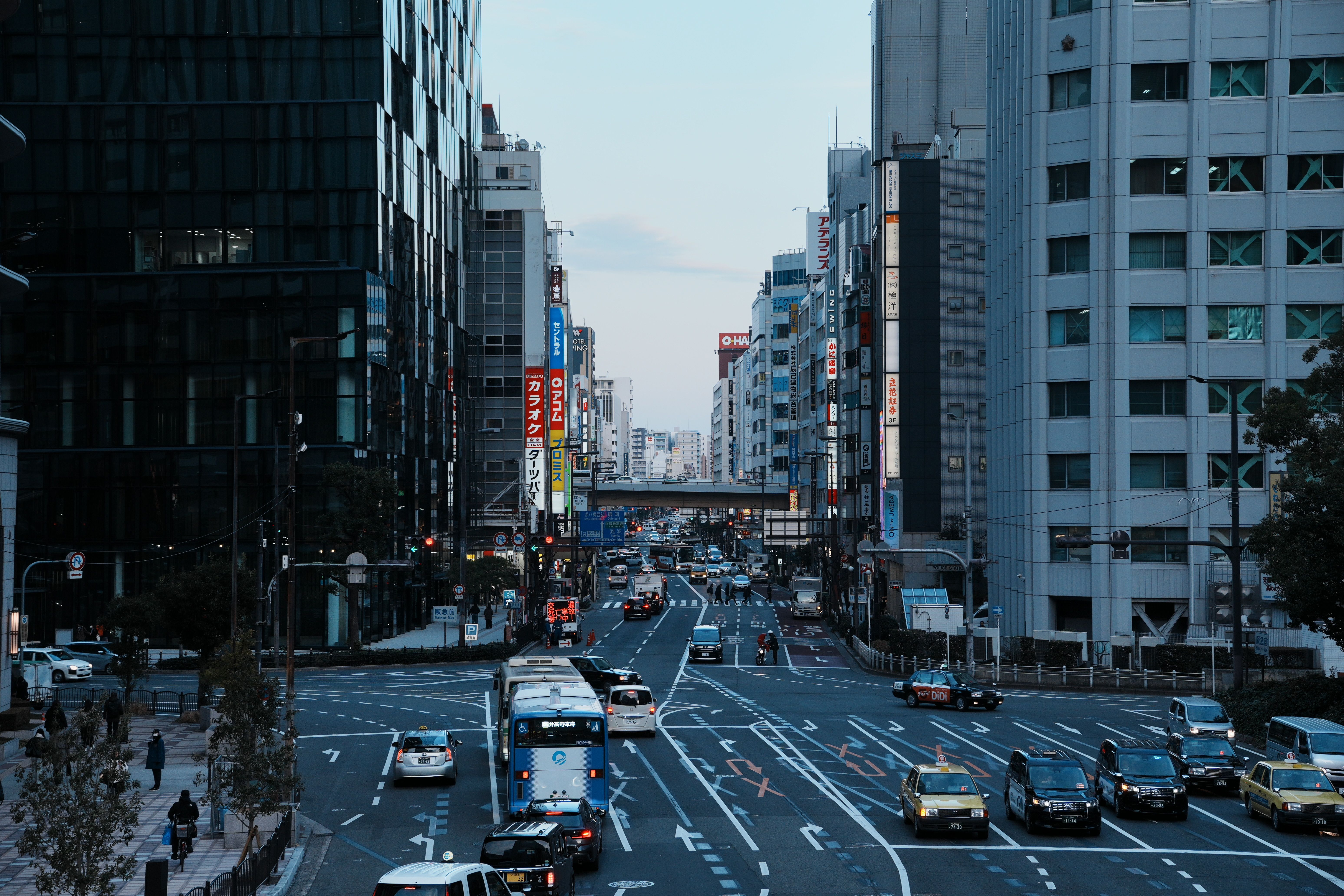 Busy Urban Street Scene in Tokyo, Japan · Free Stock Photo