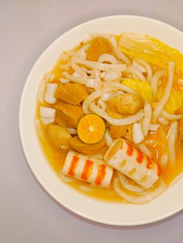 A colorful bowl of Malaysian Laksa with fish balls and noodles, highlighting traditional flavors. - Fotografer Sidoarjo
