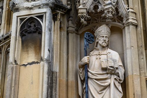 Free Detailed stone statue within a Gothic architectural facade, showcasing intricate craftsmanship. Stock Photo