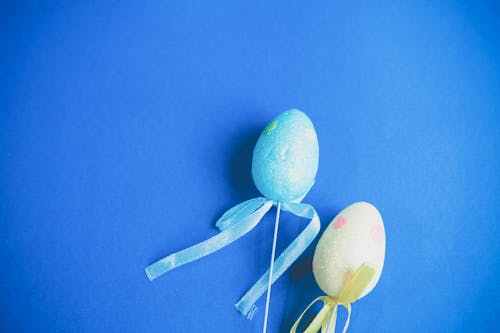 兩種藍色和白色雞蛋裝飾