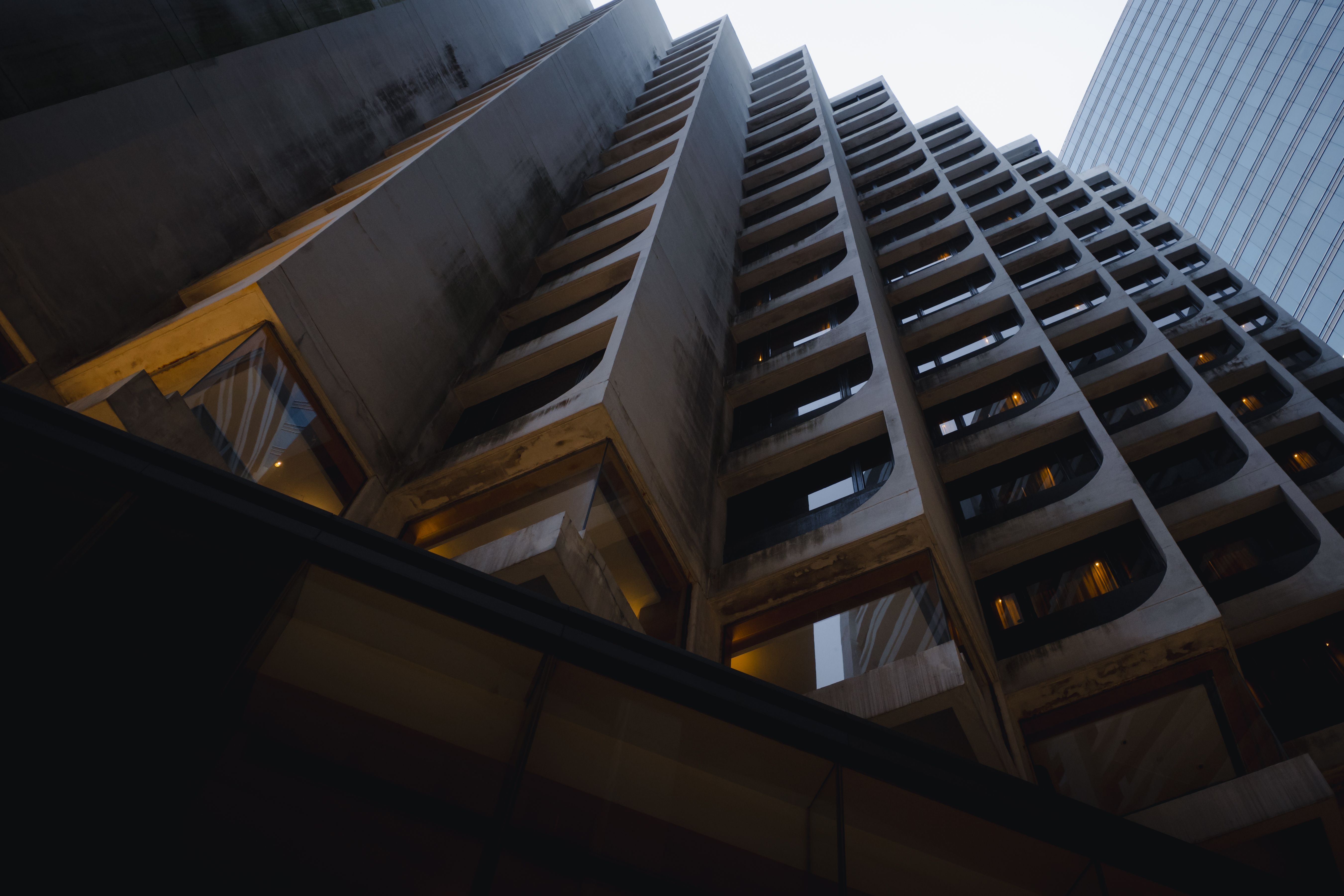 Kostenlos Ein eindrucksvoller Blick auf moderne Stadtarchitektur, der geometrische Muster und eine dynamische Perspektive zeigt. Stock-Foto