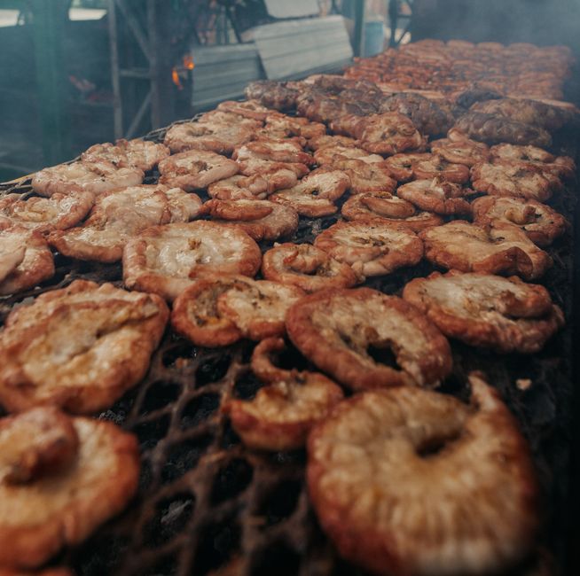 Filetes de pollo asado cortados en tiras sobre una tabla de servir