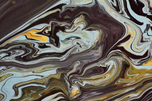 Free Abstract art featuring dynamic swirls of liquid paint, earthy and yellow hues. Stock Photo