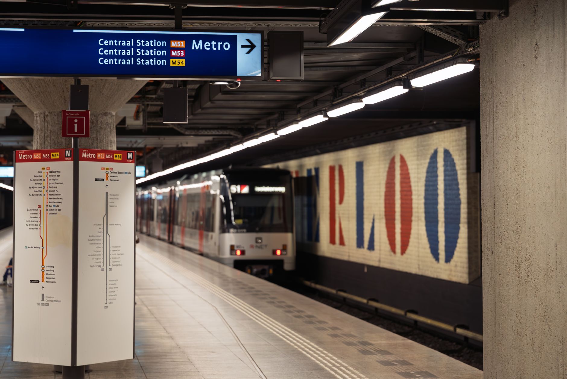 Amsterdam'da bir metro istasyonu