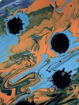 这幅抽象画充满活力，色彩旋转，点缀着黑色泼溅