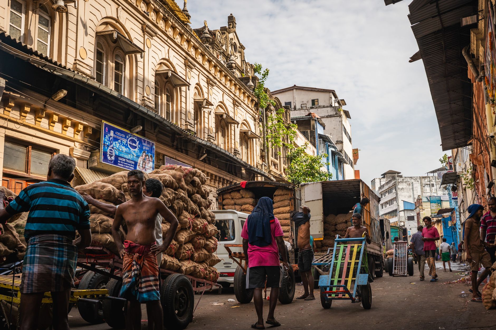 colombo sri lanka pettah market bazaar colonial street vendors busy crowd