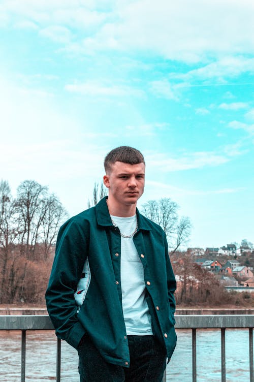 Foto De Hombre Vestido Con Chaqueta Verde