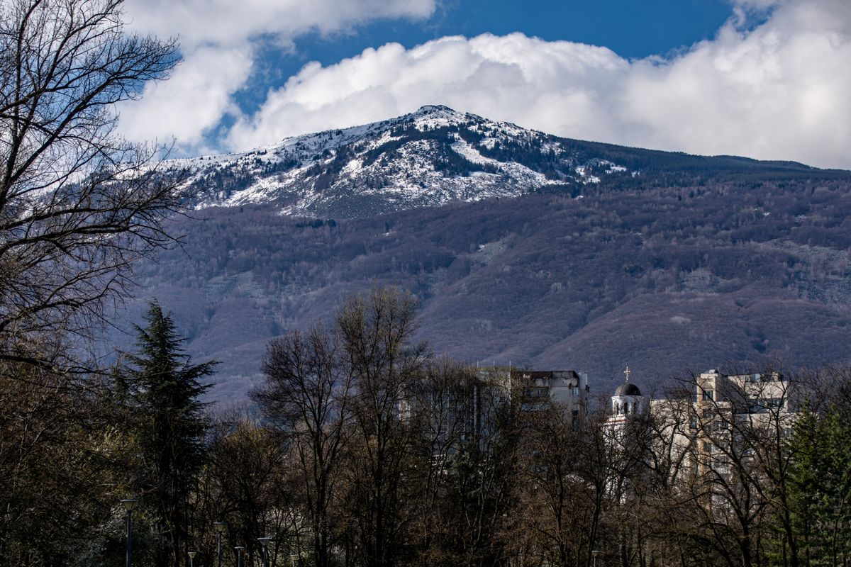 Sofia - muntele Vitosha înzăpezit deasupra orașului