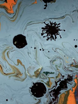 以旋转油漆和大胆泼溅为特色的动态抽象流体艺术