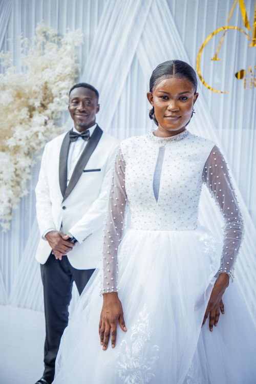 Free Beautiful wedding photo featuring a stylishly dressed couple in elegant attire. Stock Photo